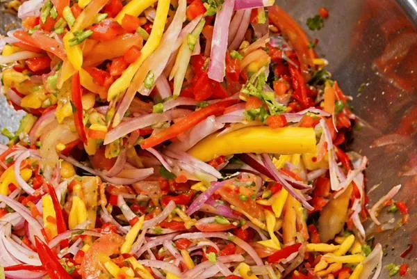 Aprende a hacer esta ensalada de mango con 8 ingredientes