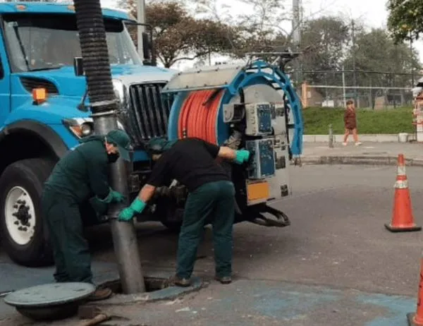 ¡No arrojes papeles al piso! Recomendaciones para evitar inundaciones en Bogotá en temporada de lluvias 