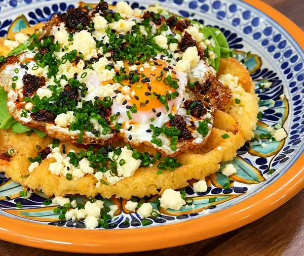 Waffle de arroz con aguacate y huevo