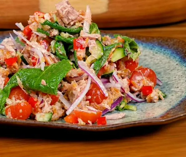Ensalada de atún con pega de arroz crocante en freidora de aire