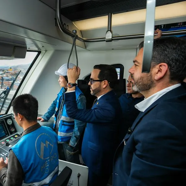 Abelardo de la Espriella y  Carlos Fernando Galán en el metro de Bogotá