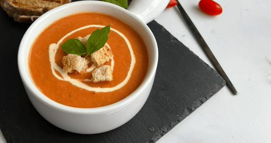 Crema de tomate asado: receta tradicional latinoamericana y el origen histórico del tomate