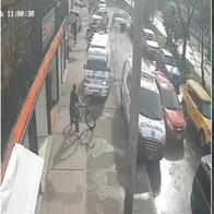 Video de dos ambulancias en Bogotá compitiendo: una casi atropella a un ciclista