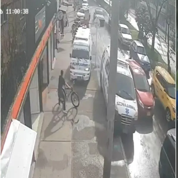 Video de dos ambulancias en Bogotá compitiendo: una casi atropella a un ciclista