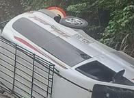 Tremendo susto: buseta terminó volcada tras accidente en el Tolima