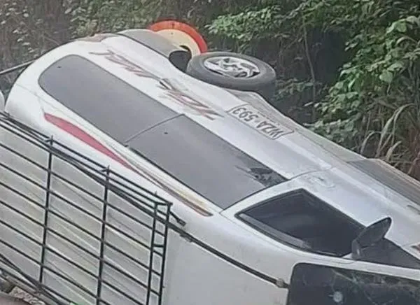 Tremendo susto: buseta terminó volcada tras accidente en el Tolima