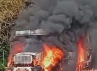 Bus con niños fue devorado por las llamas