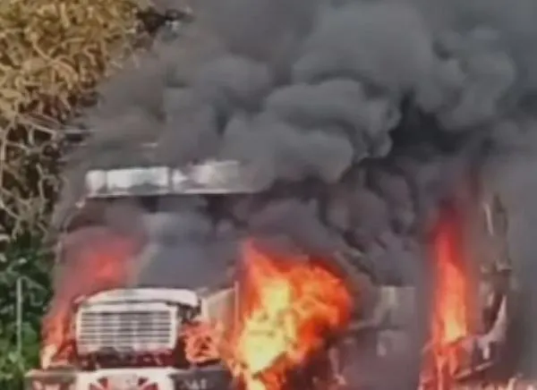 Bus con niños fue devorado por las llamas