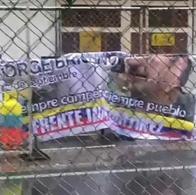 Unidades antiexplosivos acordonaron las inmediaciones del estadio Pascual Guerrero en Cali tras el hallazgo de un cilindro y una pancarta de disidencias. 