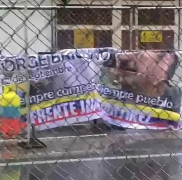 Unidades antiexplosivos acordonaron las inmediaciones del estadio Pascual Guerrero en Cali tras el hallazgo de un cilindro y una pancarta de disidencias. 