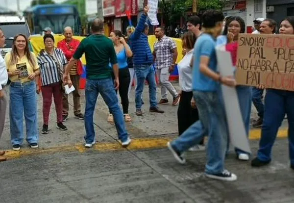 Protesta en IE Antonio José Camacho; comunidad denuncia inseguridad en el sector