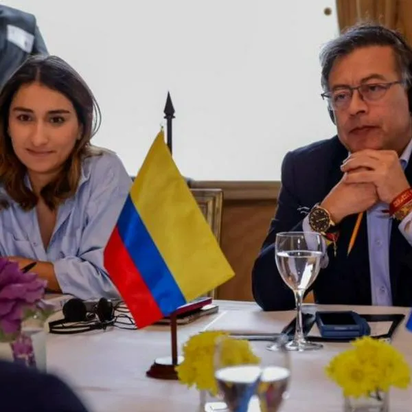 La excanciller Laura Sarabia calificó de graves las denuncias de Eva Ferrer sobre Verónica Alcocer y pidió a la Fiscalía investigar los vuelos oficiales. 