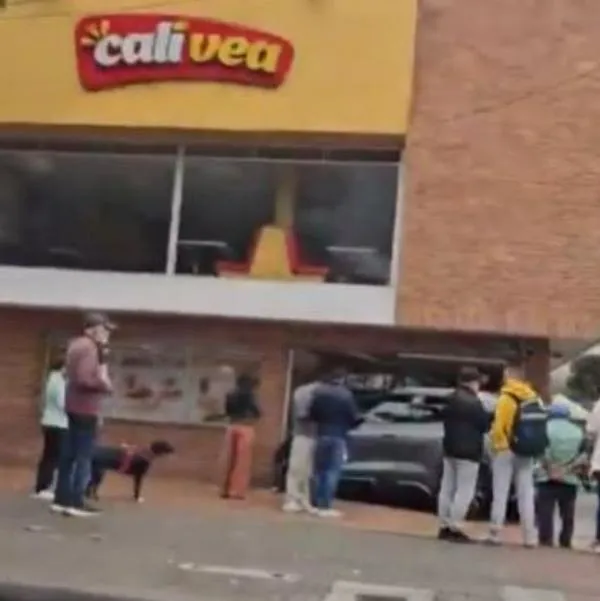 Así quedó un restaurante de Cali Vea en Bogotá, luego de que un carro chocó su fachada