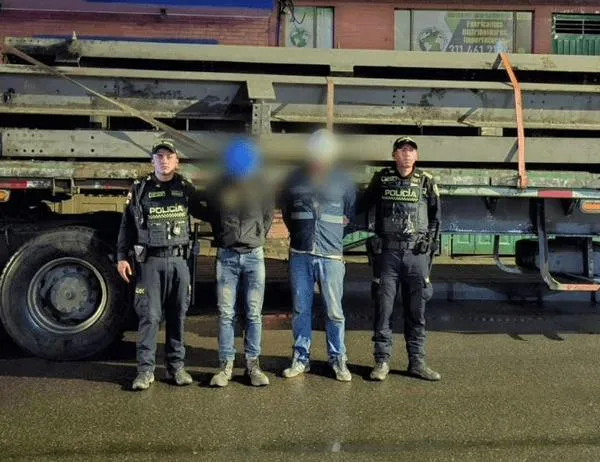 Se hicieron pasar por trabajadores del Metro para hurtar rieles, pero fueron capturados 