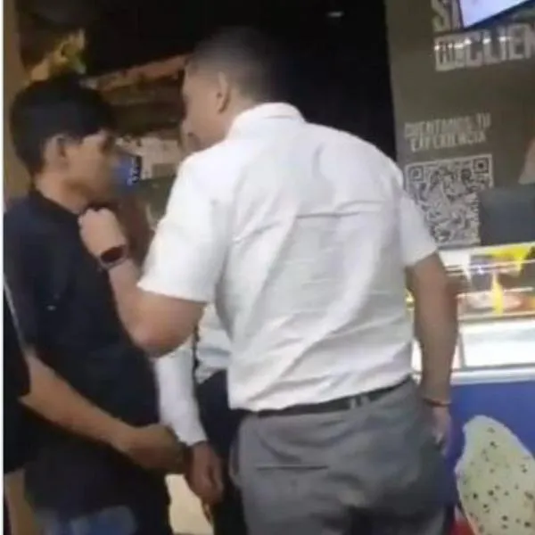Momento en el que un concejal de Cúcuta agredió a un estudiante del Sena en un supermercado
