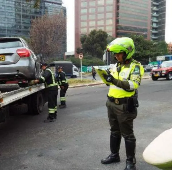 Un estudiante denunció irregularidades luego de que una grúa se llevara su vehículo a los patios con él durmiendo en el interior en Bogotá. 