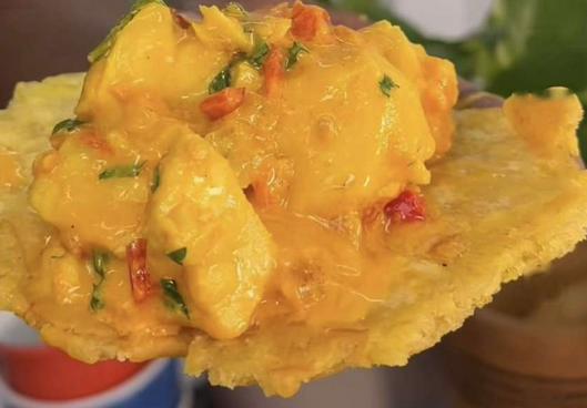 Encocado de pescado colombiano: receta tradicional con róbalo y leche de coco típica de la cocina costera