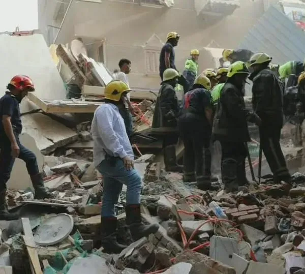 Seis muertos y 13 personas atrapadas tras colapso de edificio en Egipto: buscan sobrevivientes