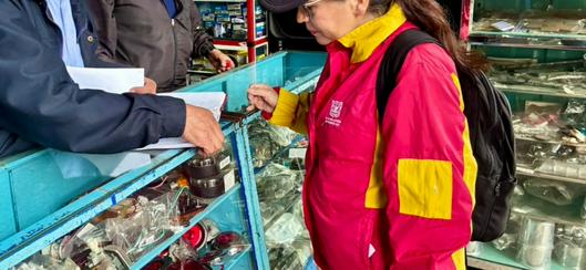 Comerciantes de Los Mártires en Bogotá reciben orientación oficial para mejorar la gestión de residuos y cumplir normas ambientales
