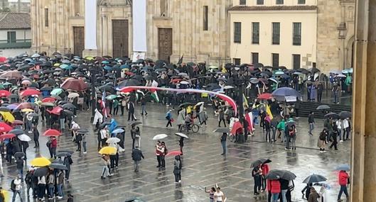 Aguacero sorprende en la Plaza de Bolívar mientras marchas colapsan movilidad en Bogotá