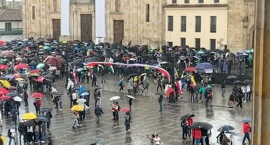 Aguacero sorprende en la Plaza de Bolívar mientras marchas colapsan movilidad en Bogotá