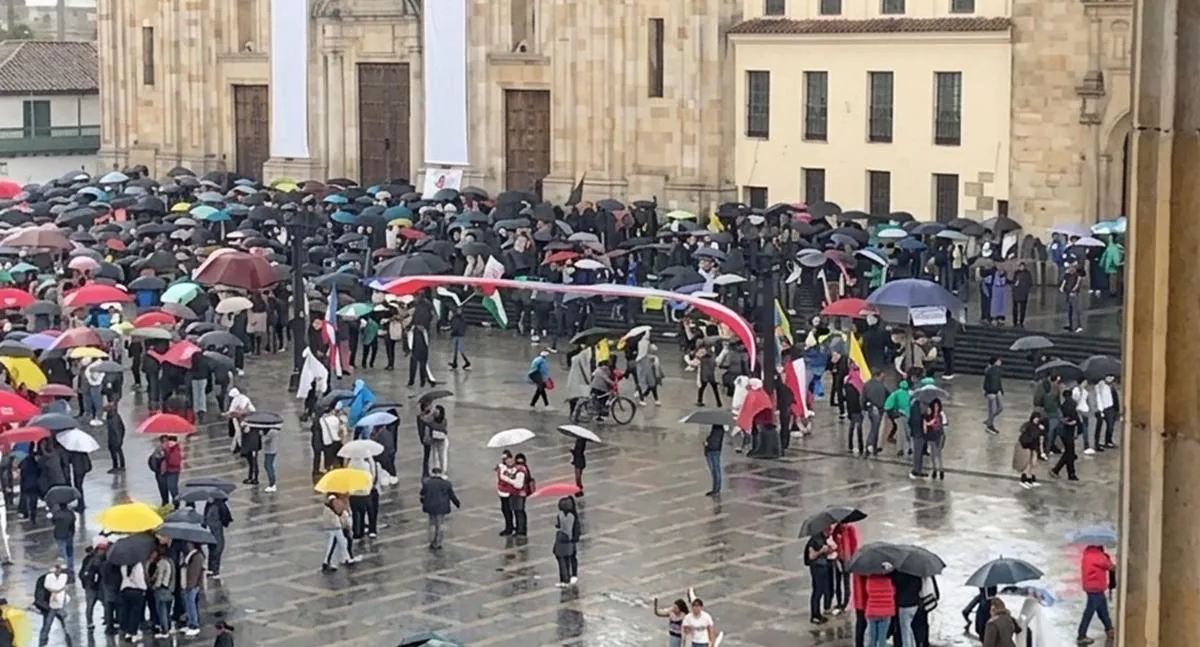Aguacero en la Plaza de Bolívar mientras marchas colapsan movilidad