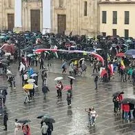 Aguacero en la Plaza de Bolívar mientras marchas colapsan movilidad