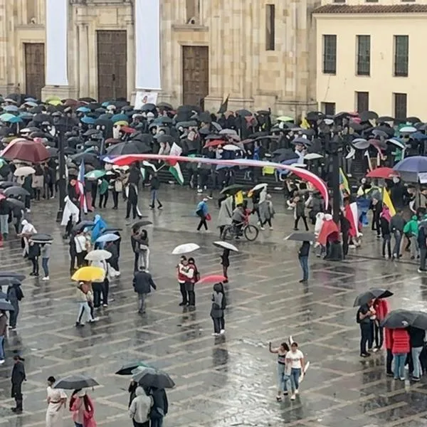 Aguacero en la Plaza de Bolívar mientras marchas colapsan movilidad