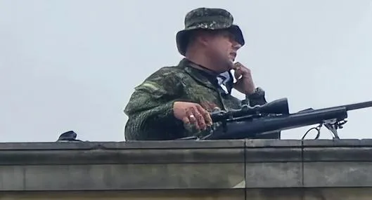 Aparecieron militares con fusiles en el techo del Congreso, en medio de las protestas en Bogotá
