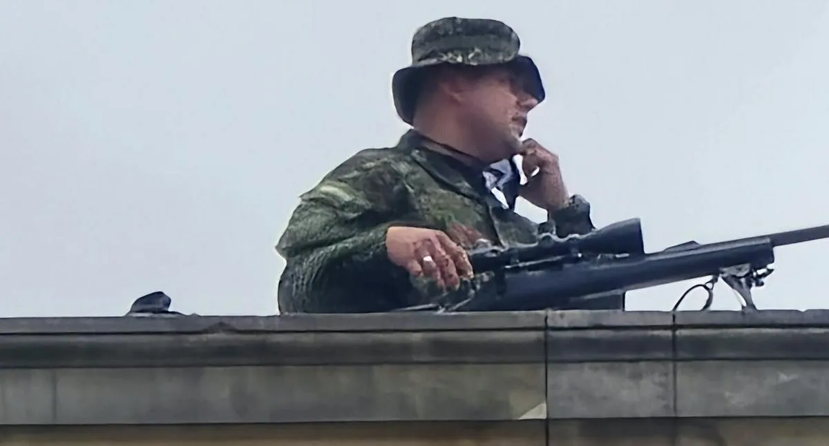 Militar en el tejado del Congreso, en medio de las protestas en Bogotá del 14 de octubre