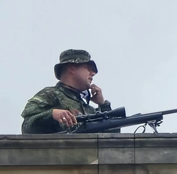 Militar en el tejado del Congreso, en medio de las protestas en Bogotá del 14 de octubre