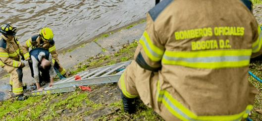 Operativo de rescate en Bogotá: dos personas fueron salvadas tras caer a un canal en la NQS con calle 48 durante lluvias intensas
