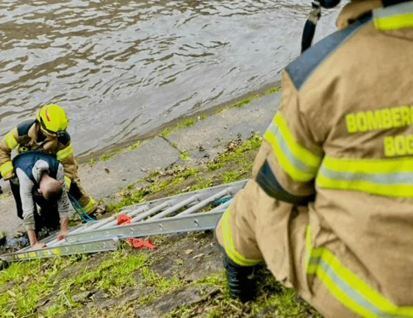 Bomberos y Policía de Bogotá rescataron a dos hombres que cayeron al canal de la avenida NQS 