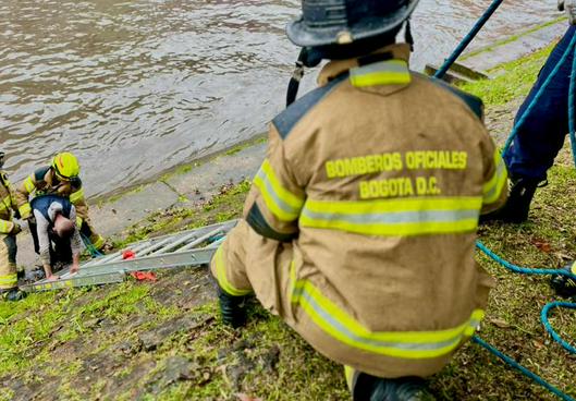 Dos hombres fueron rescatados tras ser arrastrados por la corriente de un canal en Bogotá durante intensas lluvias
