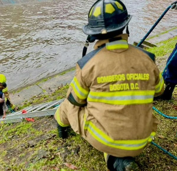 Dos hombres fueron arrastrados cerca de 20 cuadras por un caño de Bogotá: así fue el rescate