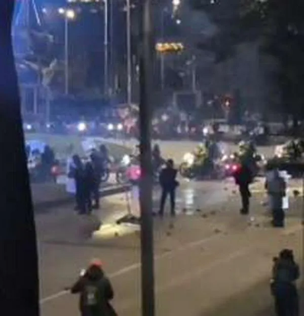Disturbios en el centro de Bogotá tras operativo de la UNDMO en el Parque de los Periodistas