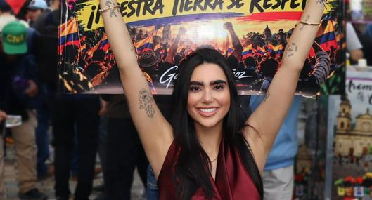 Le dan palo a Gabriela Muñoz por salir a protestar con una pancarta con su propia cara