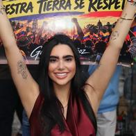 Le dan palo a Gabriela Muñoz por salir a protestar con una pancarta con su cara 