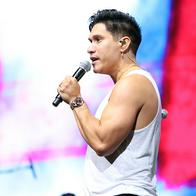 Chyno Miranda sorprendió a seguidores con cambio físico en pleno concierto