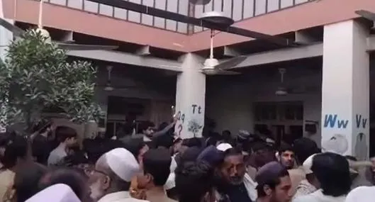 Grave emergencia por techo que colapsó en escuela; reportan 22 niños muertos y varios heridos
