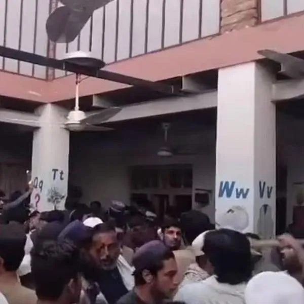 Techo colapsó en escuela de Pakistán deja más de 22 muertos y 25 heridos
