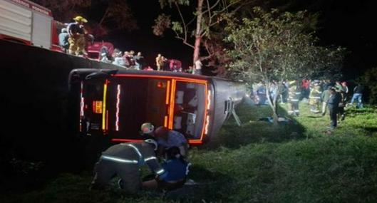 Tragedia por grave accidente en el que bus se volcó por intento de atraco: hay 4 muertos y 56 heridos