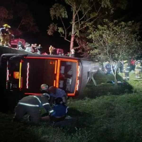 Un grave accidente de bus en la vía Panamericana, entre Rosas y Timbío (Cauca), dejó 4 muertos y 56 heridos tras un presunto intento de asalto.