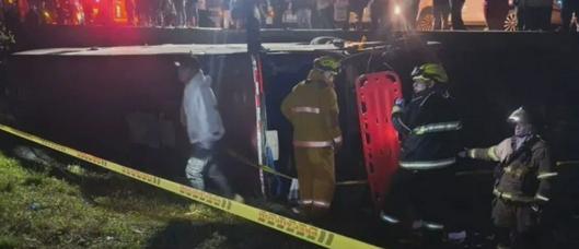 Accidente en la vía Panamericana del Cauca: bus volcado tras intento de asalto deja muertos y decenas de heridos