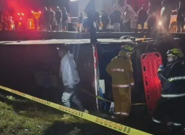 ¡Tragedia! Ataque armado a bus deja 56 heridos y varios muertos