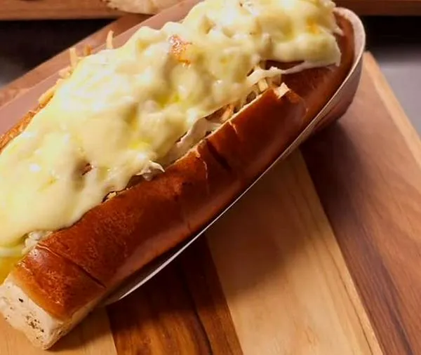 Perros calientes con pollo desmenuzado y doble queso para preparar en casa