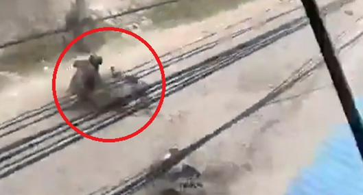 Aparece video del grave momento en el que arroyo se llevó a motociclistas en Soacha; uno falleció