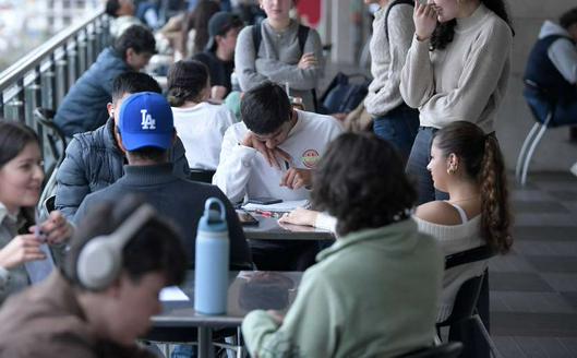 Desigualdad persiste entre graduados de universidades de élite en Colombia: estudio revela brecha salarial según estrato social