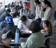 ¿Se gana mejor solo por estudiar en una universidad de élite en Bogotá? Estudio dice que no