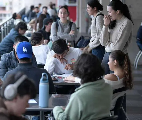 ¿Se gana mejor solo por estudiar en una universidad de élite en Bogotá? Estudio dice que no